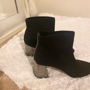 Women’s fitted ankle boots